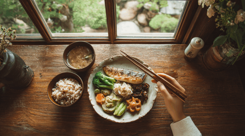 스트레스 폭식 예방을 위한 마음챙김 식사 실천 모습