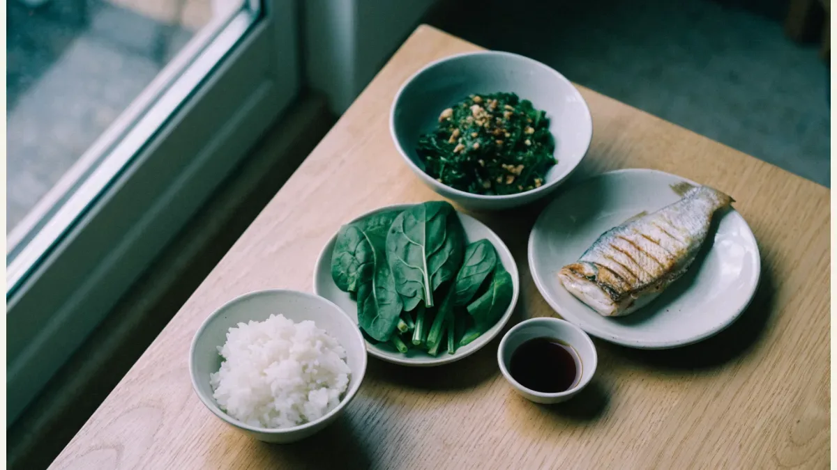 밖에서 먹는 한 끼를 세 칸으로 구성한 예시예요. 밥 한 공기와 국물에 담기지 않은 생선구이, 채소 한 접시가 놓여 있고 소스는 작은 종지에 따로 담겨 있어요.